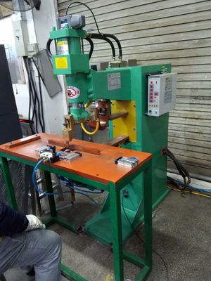 ステンレス鋼のスポット溶接機械100KVA空気圧の多点の溶接工